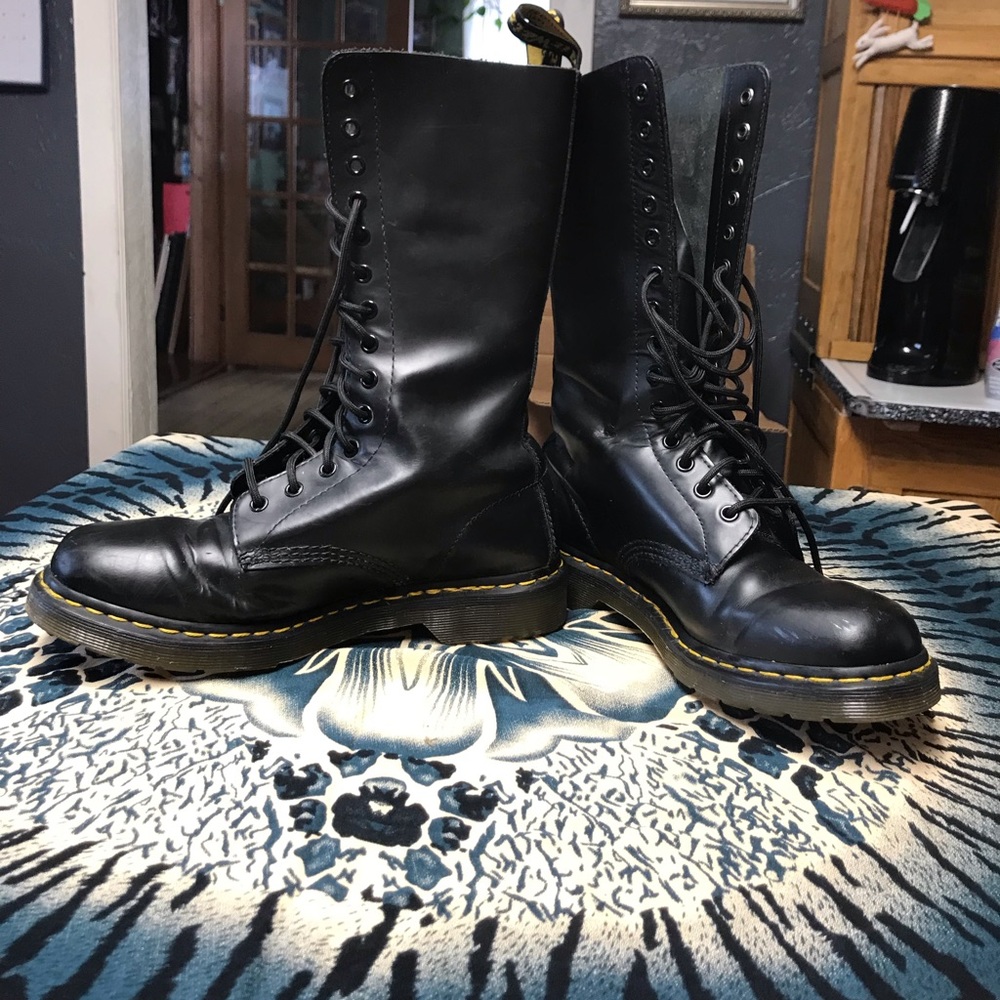 Dr. Martens 14 Hole